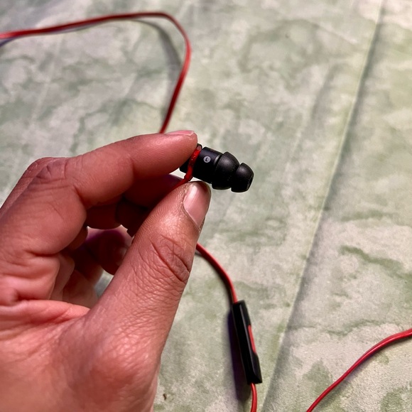 Black and Red Beats By Dr. Dre UrBeats3 Wired In-Ear Headphones w/ 3.5mm Plug - Picture 4 of 5